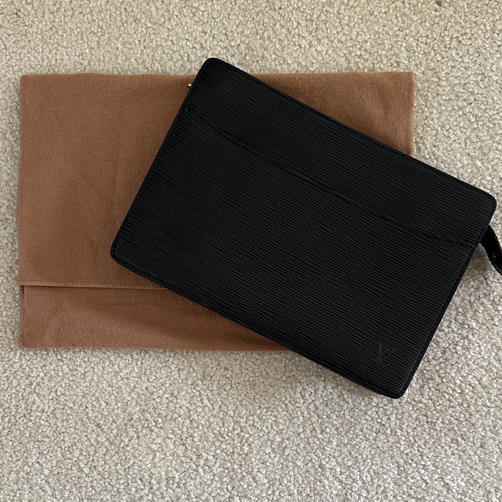 Pre loved Louis Vuitton Epi Clutch with dust bag